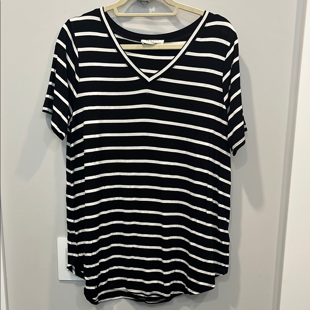 Zenana Outfitters Black and White Relaxed Short Sleeve Tee